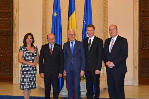 Im Parlamentspalast: Staatspräsident Traian Băsescu (2.v.l.) und der Vorsitzende der Konrad-Adenauer-Stiftung sowie Präsident des Europäischen Parlaments a.D., Dr. Hans-Gert Pöttering (3.v.l.), mit den deutschen Gästen