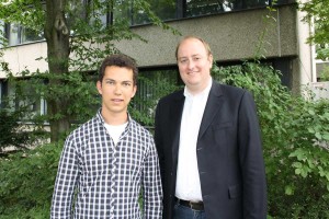 Bereits im Reisefieber: Matthias Hauer MdB unterstützt Manuel Simon bei dessen Freiwilligendienst in Indien. Vorher trafen sich beide zum ausführlichen Gespräch im Essener Büro des Abgeordneten.