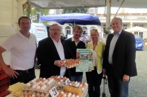 Mit Siegfried Brandenburg, stellv. ordnungspolitischer Sprecher der CDU-Ratsfraktion (2.v.l.), und Brigitte Harti, Vorsitzende der CDU Margarethenhöhe (2.v.r), sprach Matthias Hauer MdB mit Bürgern und Händlern — wie hier auf der Margarethenhöhe.