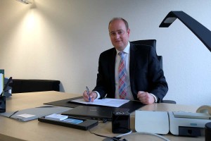 Matthias Hauer unterschreibt Ratinggesetz