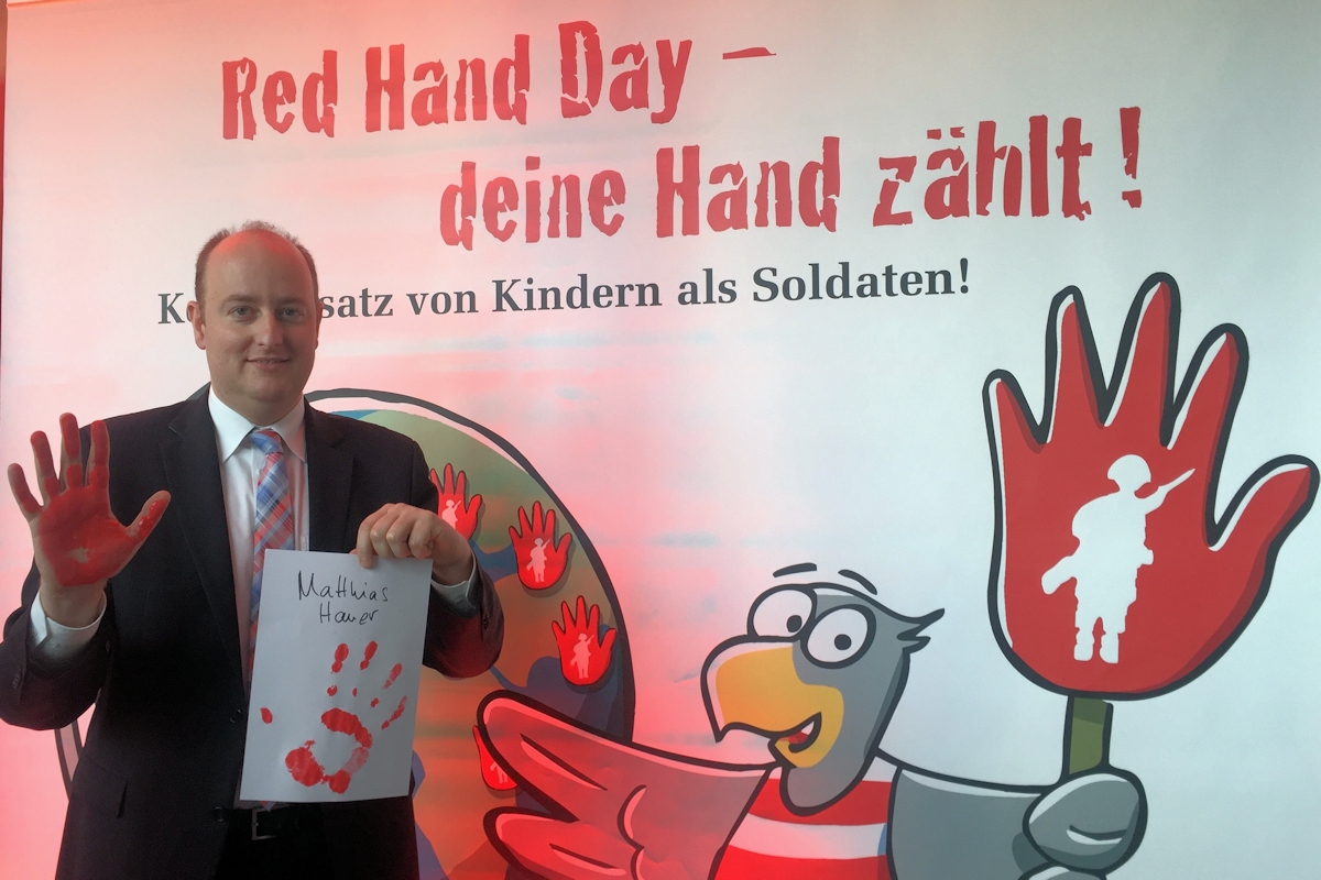 Matthias Hauer tritt am Red Hand Day gegen den Einsatz von Kindersoldaten ein.