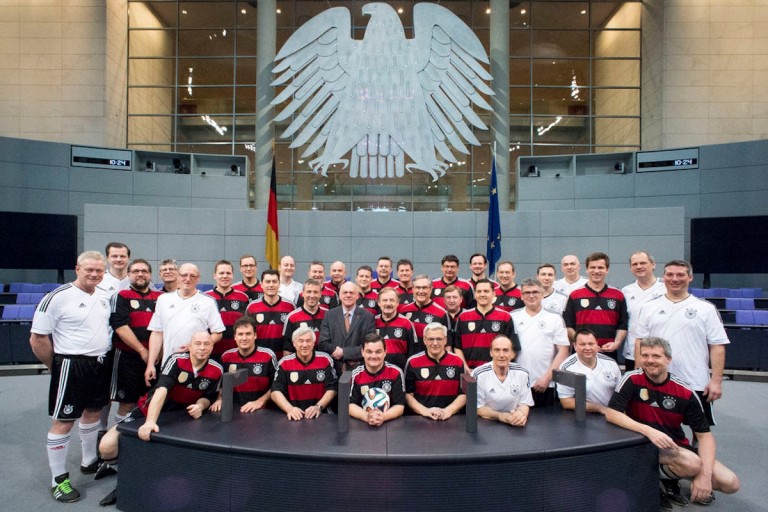 Mitglieder Fc Bundestag; Gruppenbild im Plenarsaal ⋆ Matthias Hauer MdB