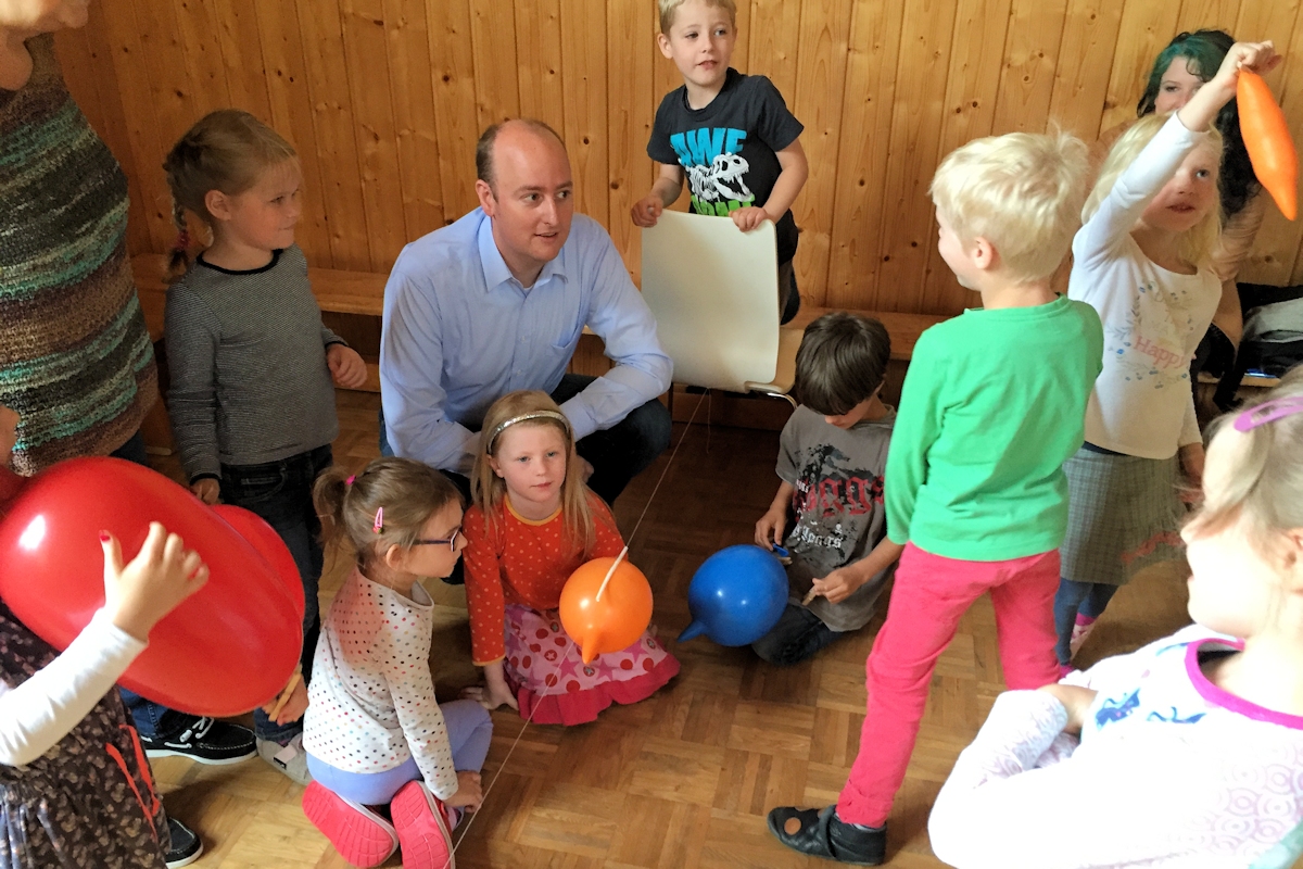 Matthias Hauer MdB und die Kinder des Jona-Familienzentrums experimentieren gemeinsam am Tag der kleinen Forscher 2016.