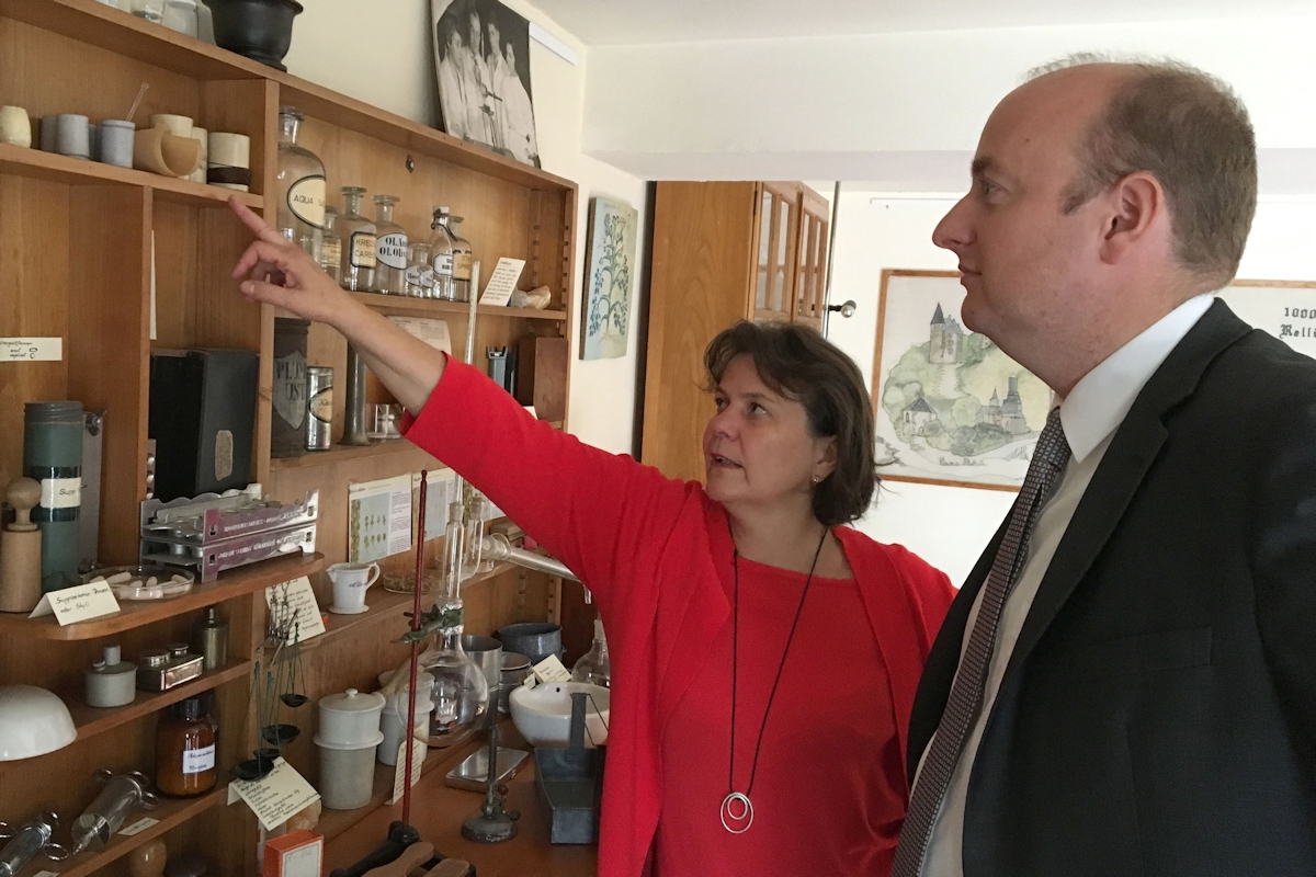 Birgit Dagmar Schneider und Matthias Hauer in der Reichsadler-Apotheke in Rellinghausen
