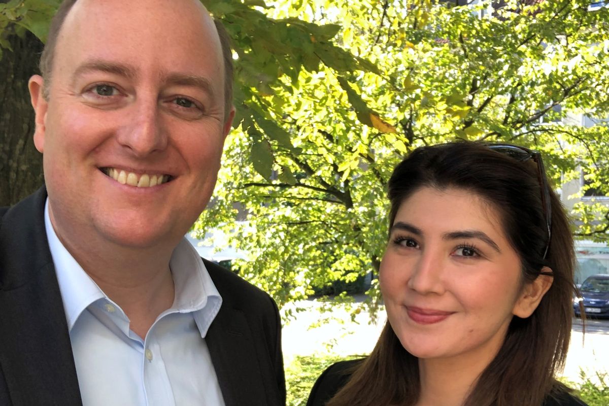 Matthias Hauer MdB und Najma Yari vor dem Essener Büro