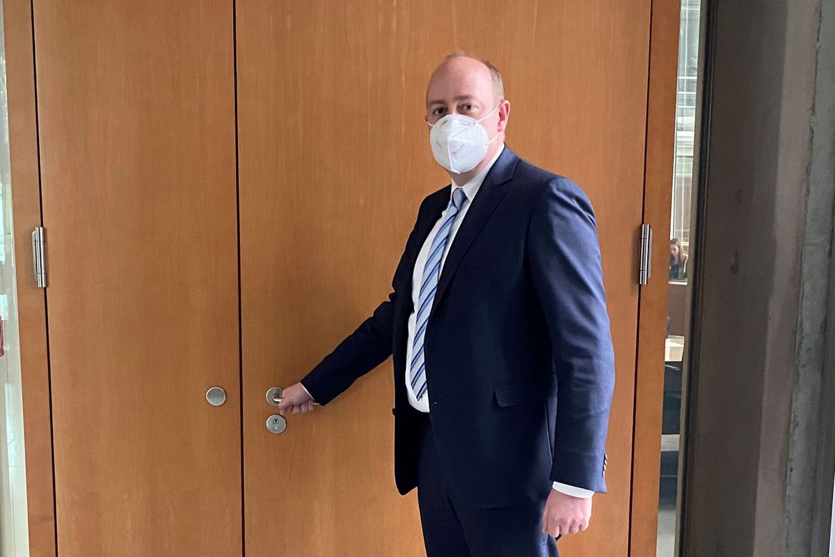 Matthias Hauer vor dem Sitzungssaal des Ausschusses Digitale Agenda.