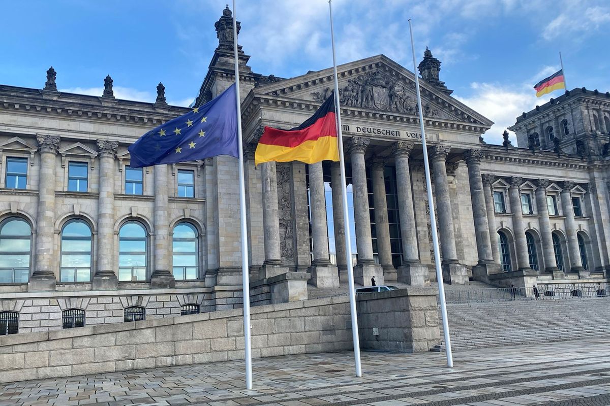 Zum Gedenken an die Opfer des Nationalsozialismus hingen die Flaggen vor dem Reichstag am 27. Januar auf Halbmast. Anlass für den Gedenktag war die Befreiung des Konzentrationslagers Auschwitz vor 76 Jahren.